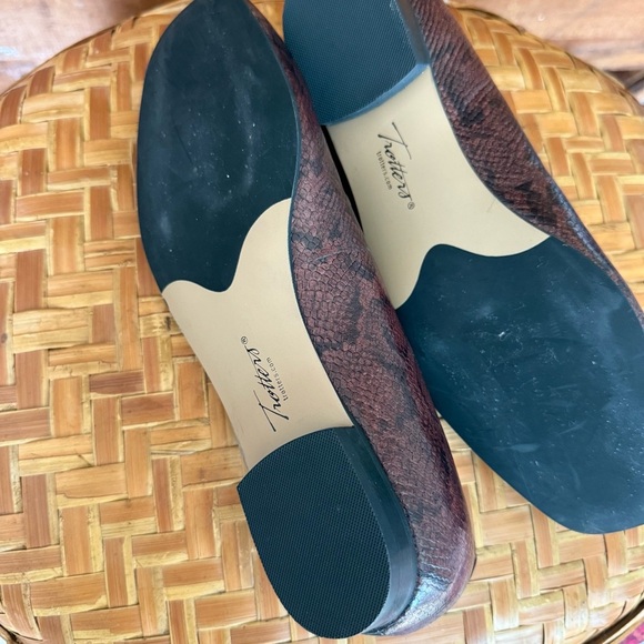 Trotters women’s Leather Slip-On Flats - Honor dark brown snakeskin size 7.5 W - Picture 5 of 7